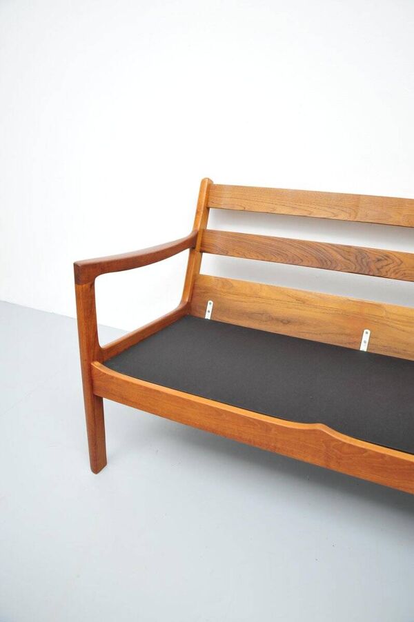 Canapé Senator avec des coussins en cuir noir par Ole Wascher pour France and Son