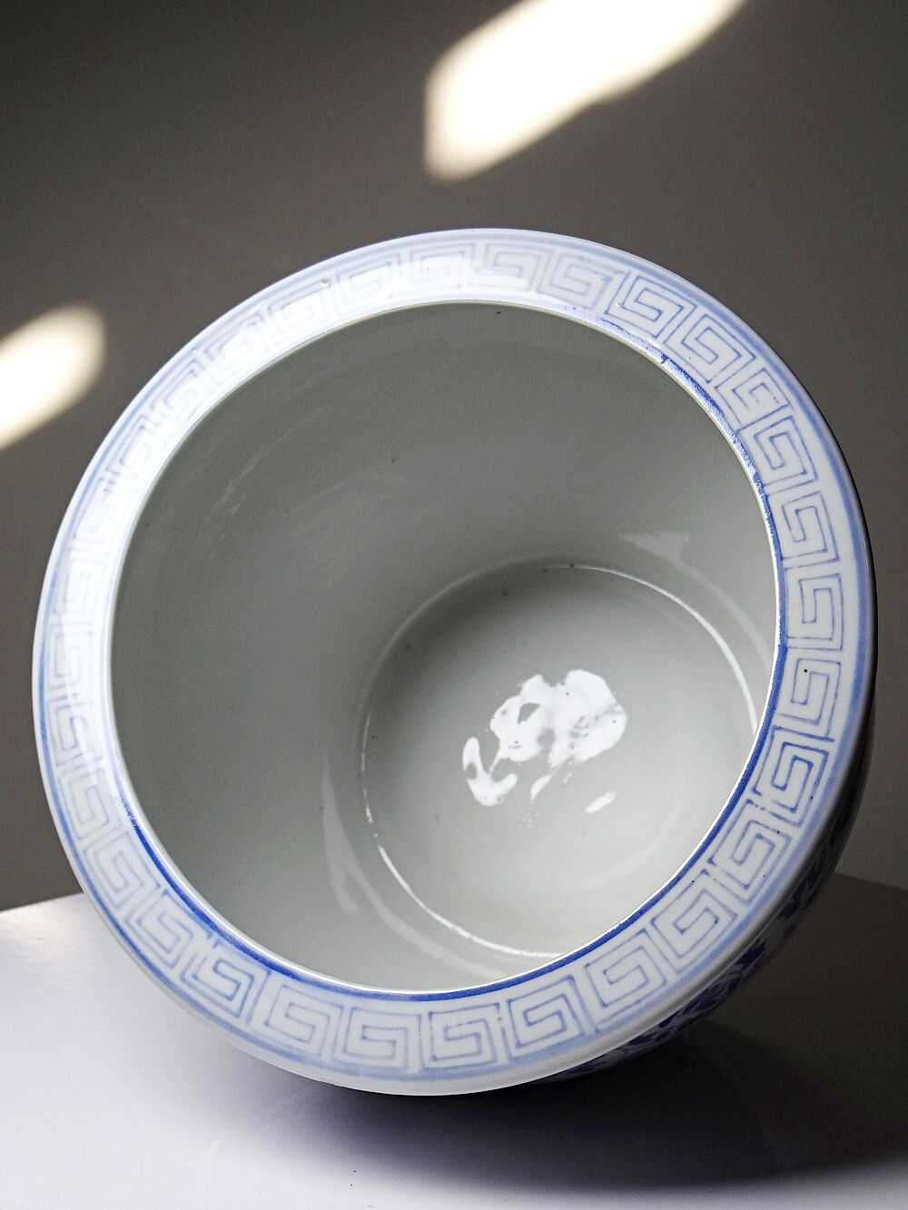 Vintage Chinese cache-pot in blue and white porcelain with a floral design.