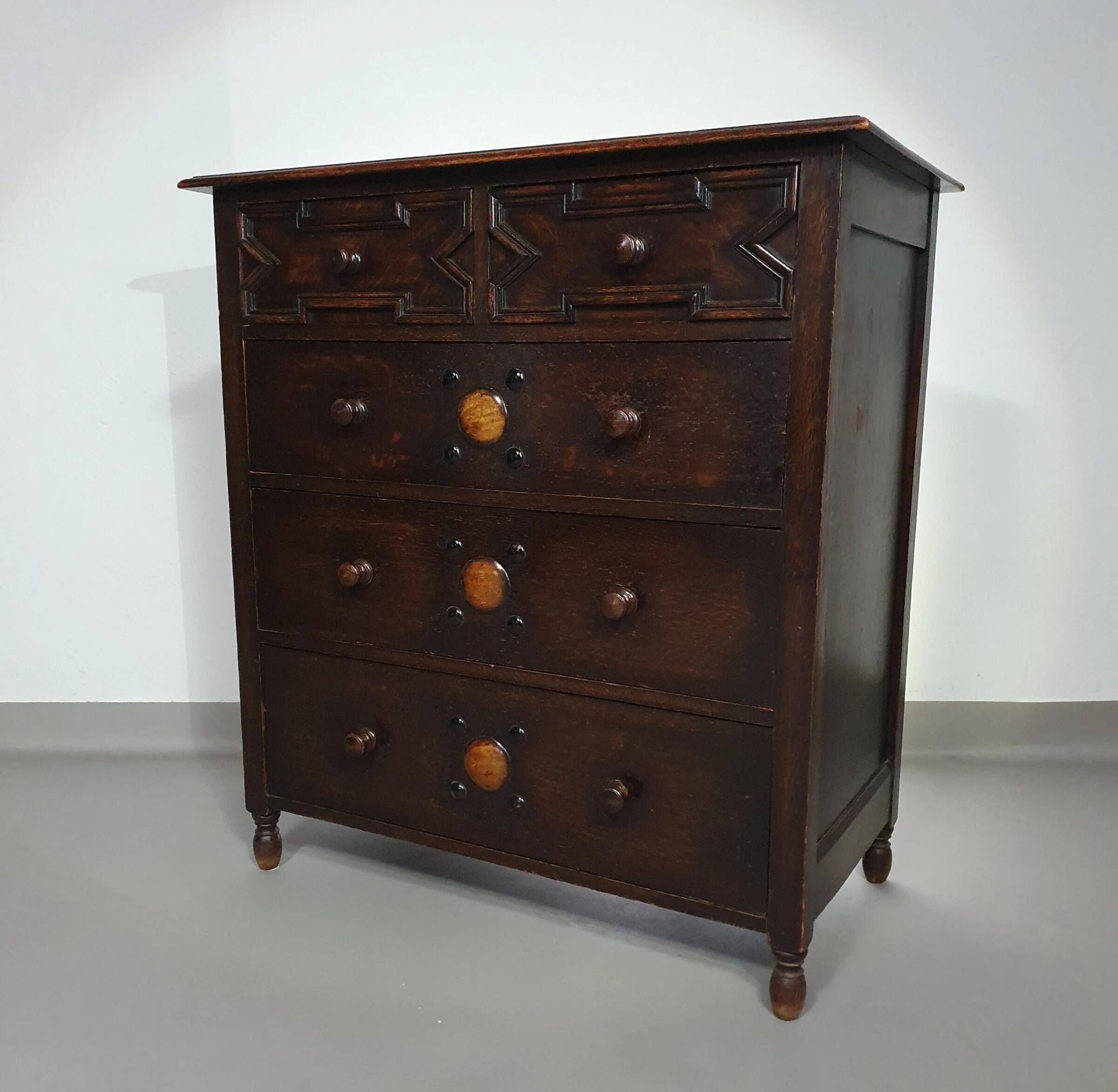 Particularly cool English chest of drawers. Dated (Charles 2 era). Made of solid oak with beautiful patina.