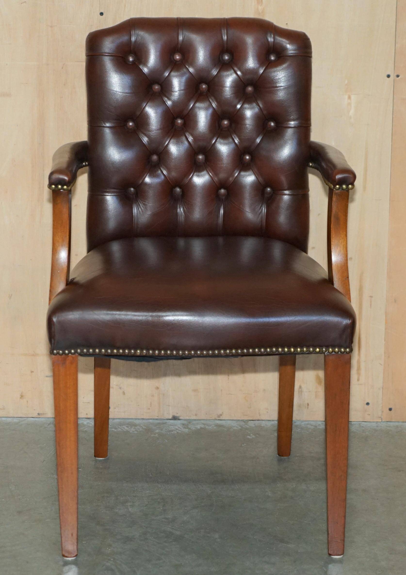 Fauteuil de bureau Gainsborough style George II Chesterfield cuir