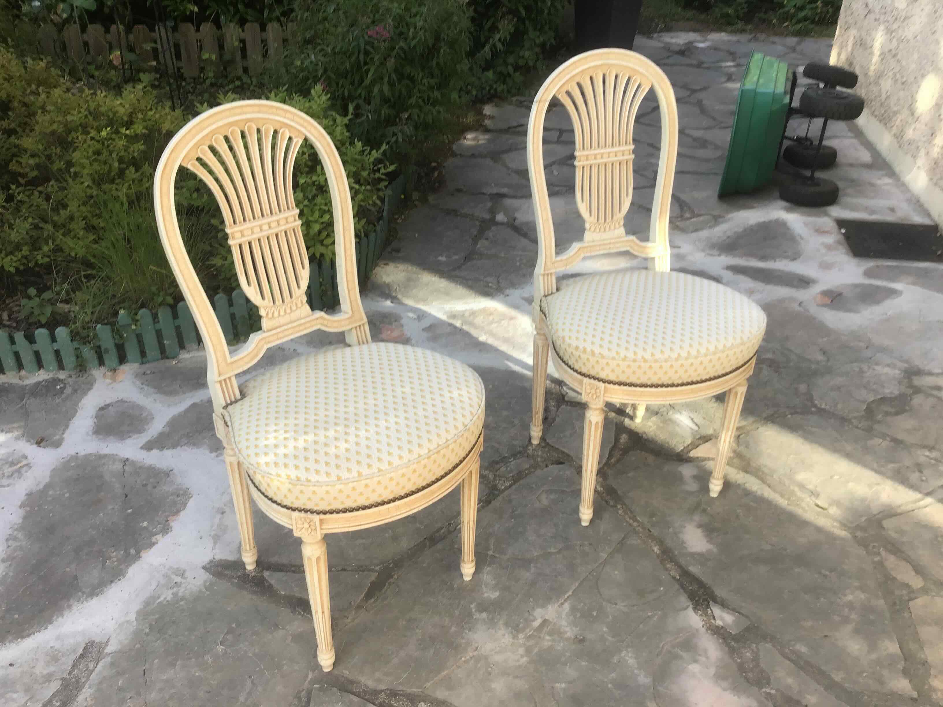 Paire de chaises à dossier « lyre » de style Louis XVI