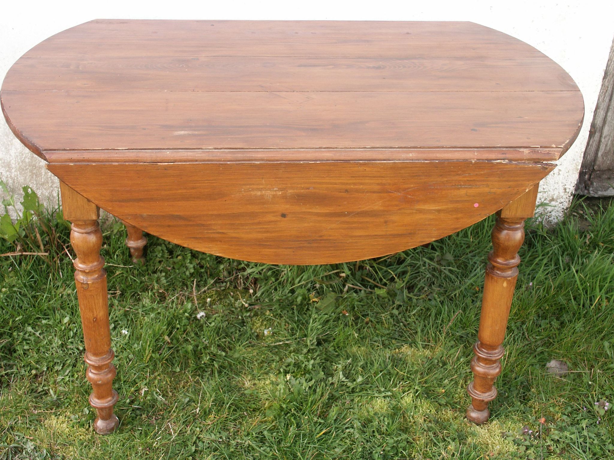 Round drop-leaf table in beech and pine