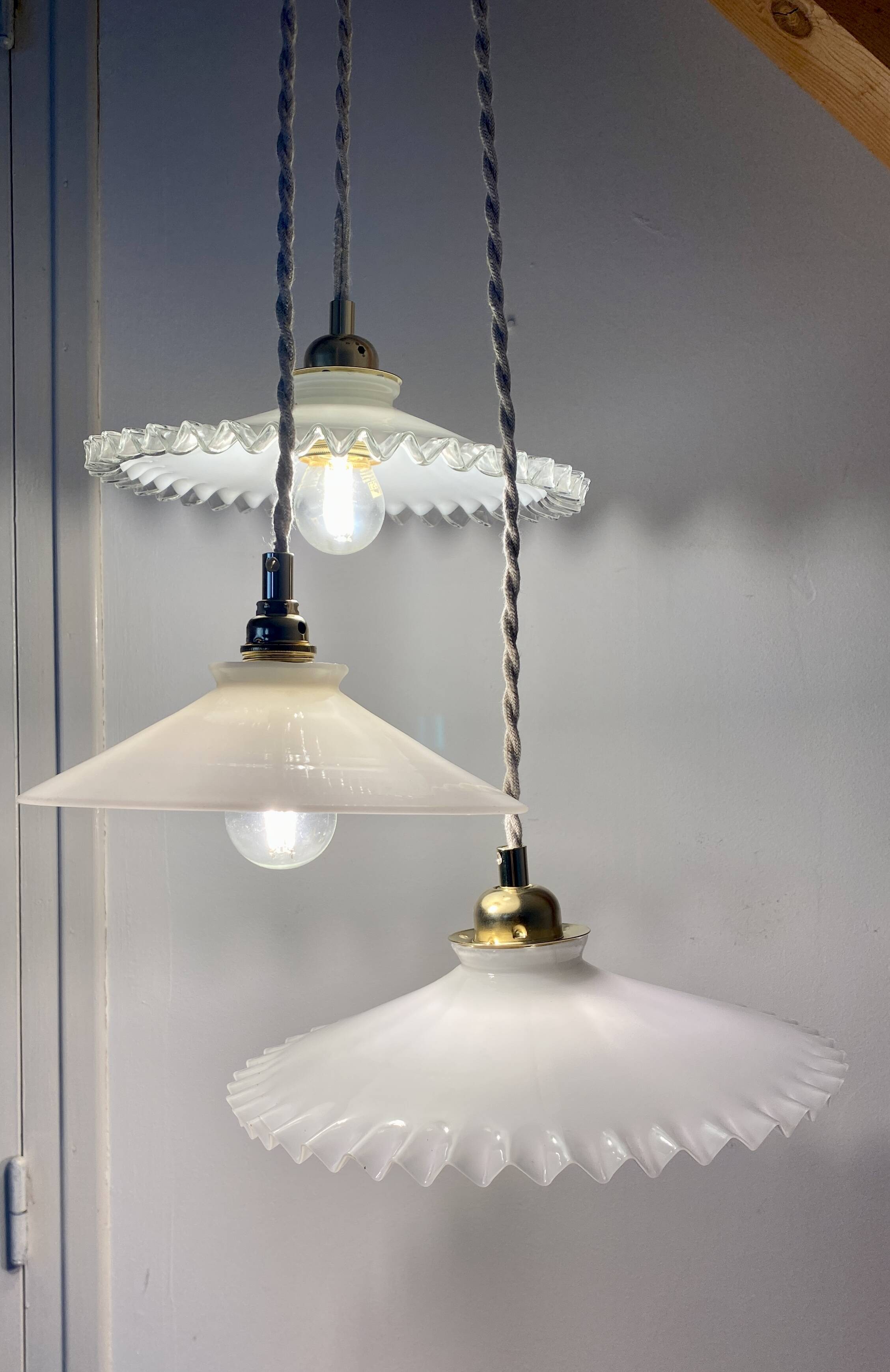 Suspension triple abat-jour vintage en opaline blanche
