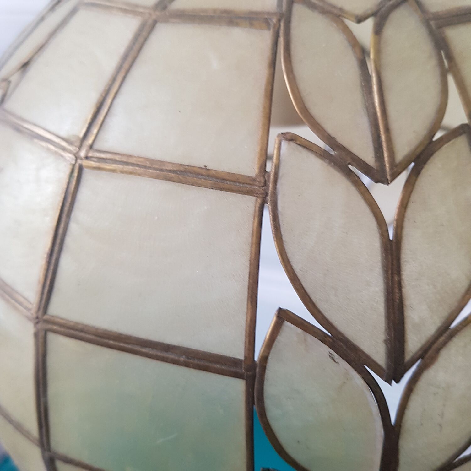 Mother-of-pearl and brass suspension