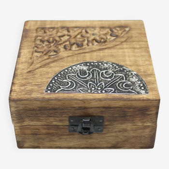 Boîte en bois sculptée à la main avec gravures