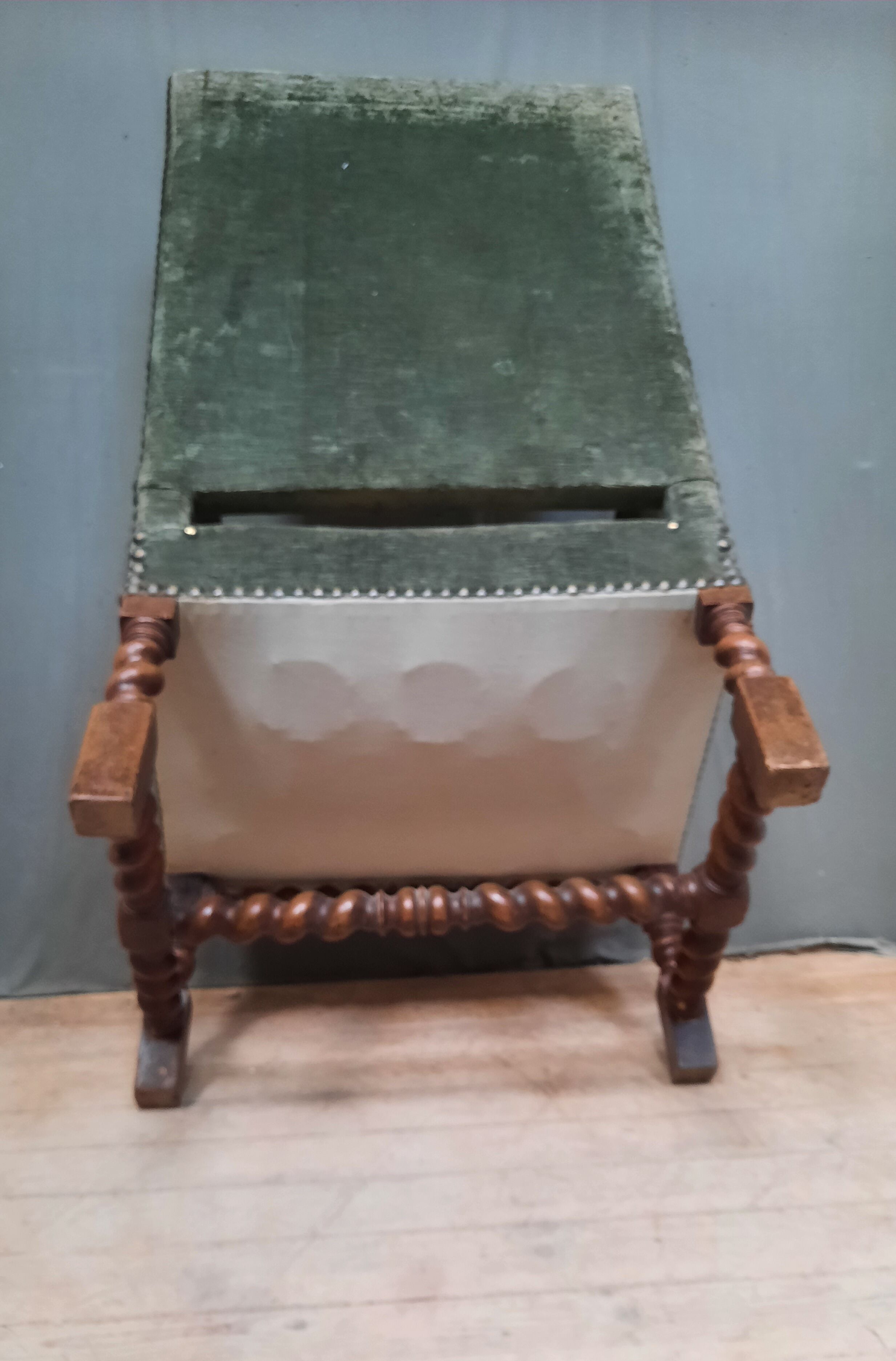 Faiteuil Louis XIII upholstered in part from the 17th century