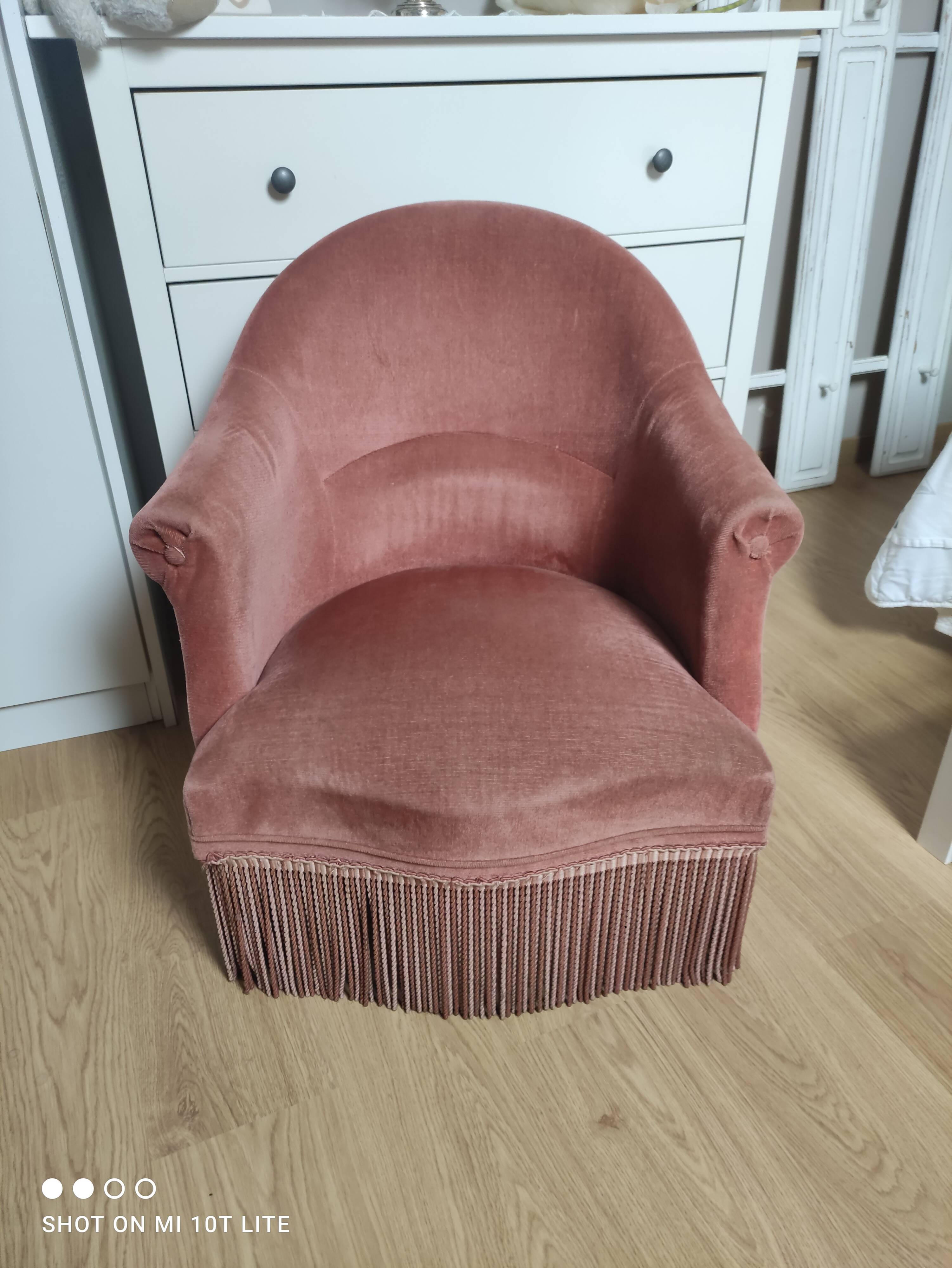 Fauteuil crapaud vintage rose poudré à franges