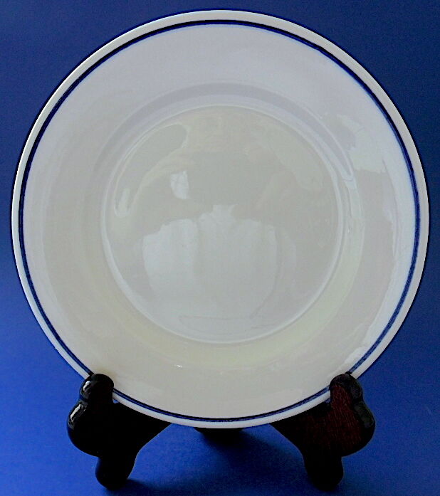Suite de douze assiettes à dessert en porcelaine