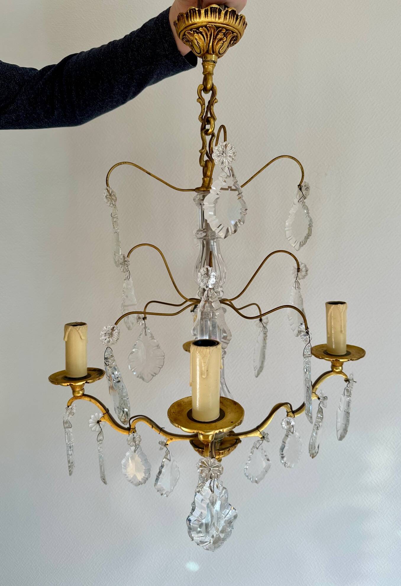 Chandelier set & 4 wall sconces with pendants, Louis XV style, gilded metal