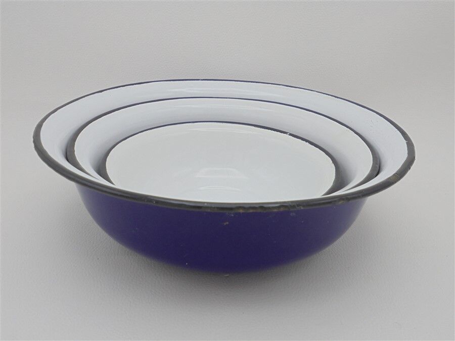 Trio de plats en tôle émaillée