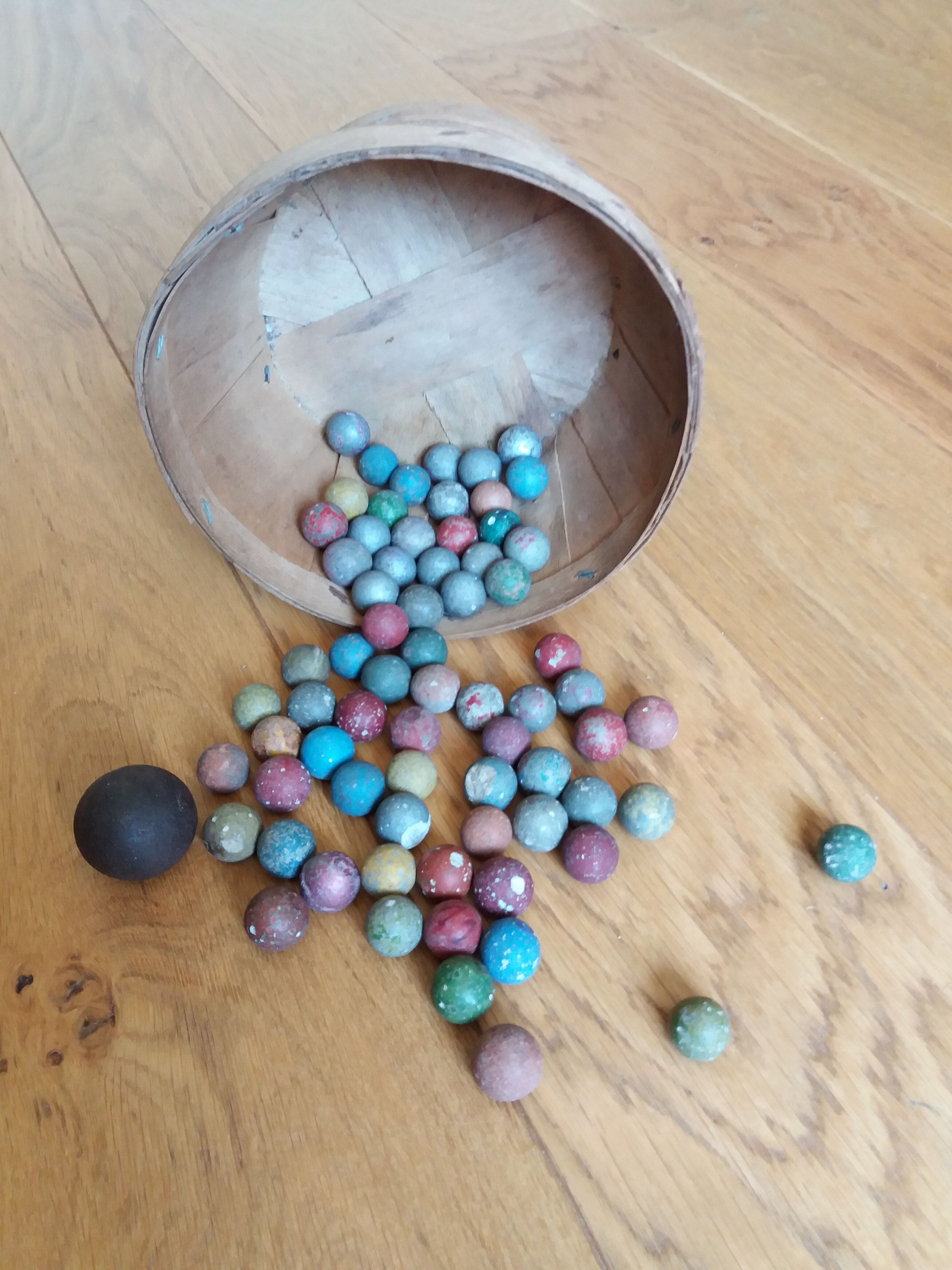 70 terracotta balls and a metal calot