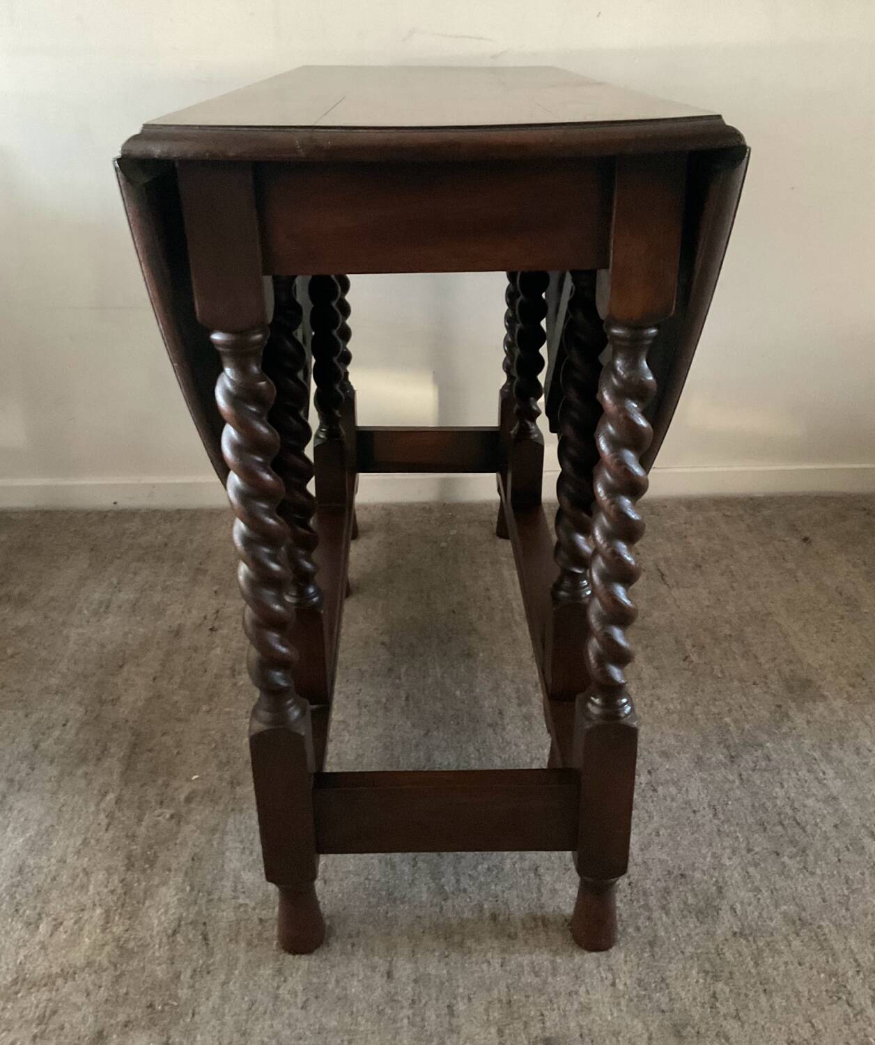 Ancienne table pliante anglaise en bois et pieds tournés 