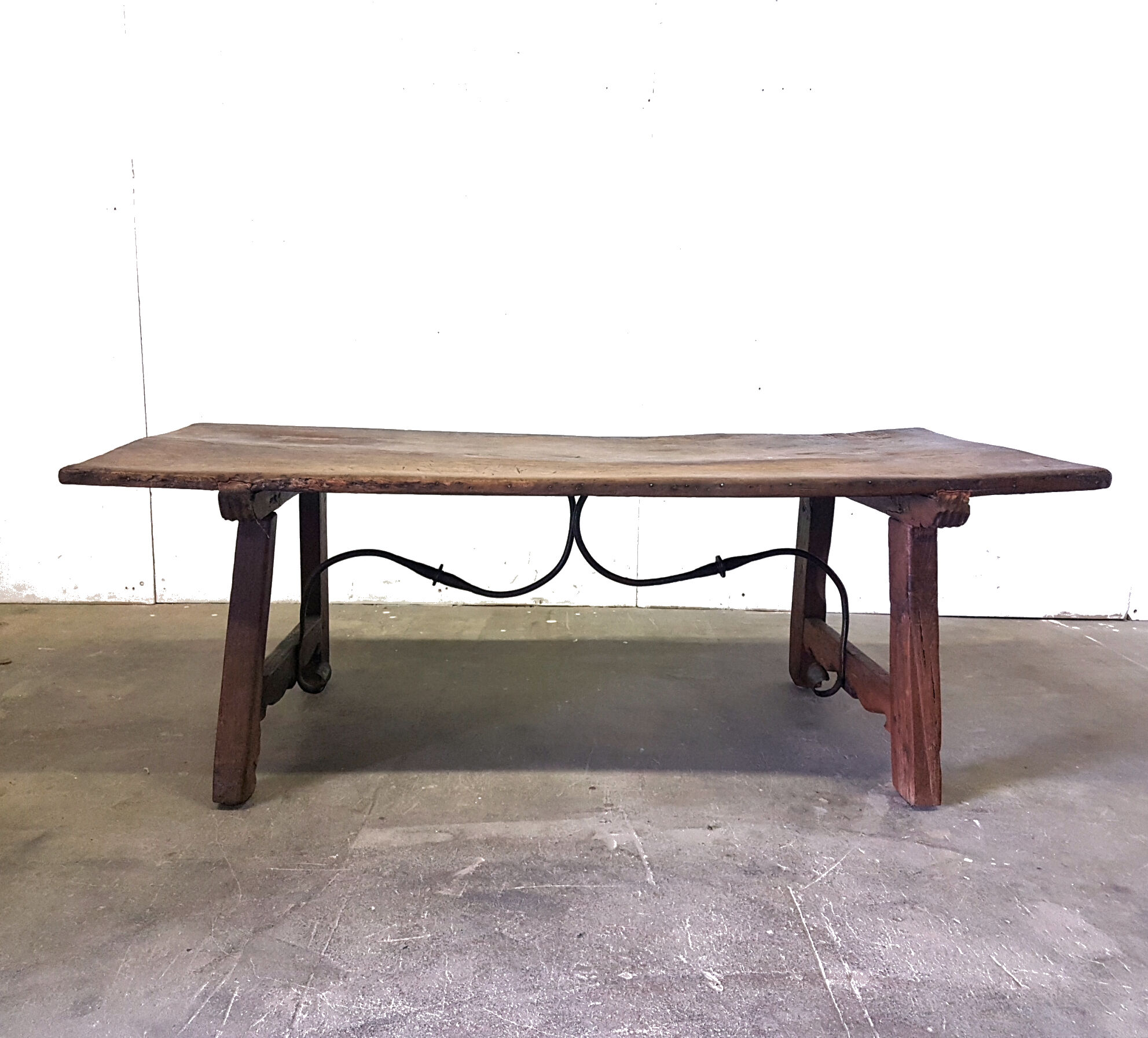 Table basse en noyer et fer forgé du XVIIIe siècle