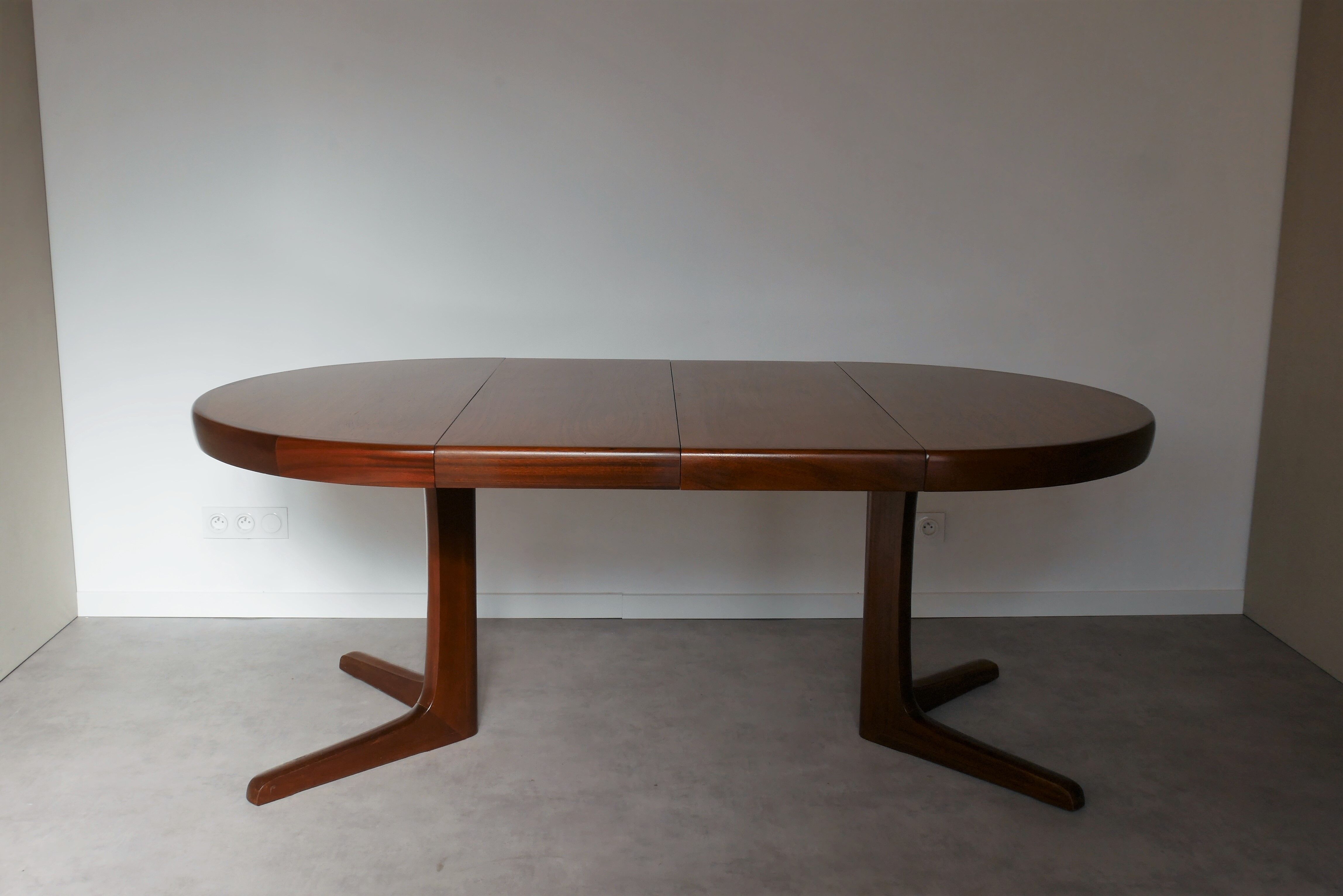Baumann central foot extension table 1960