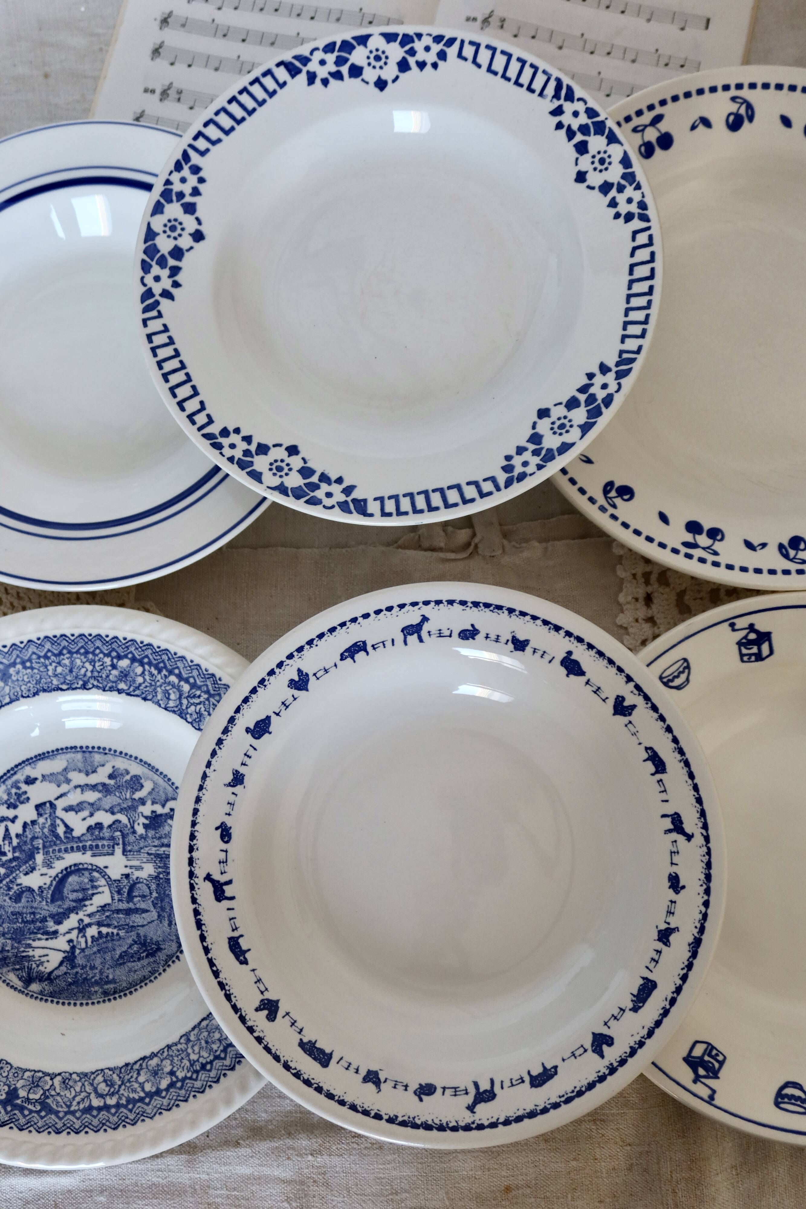 6 mismatched vintage blue and white earthenware soup plates - Set