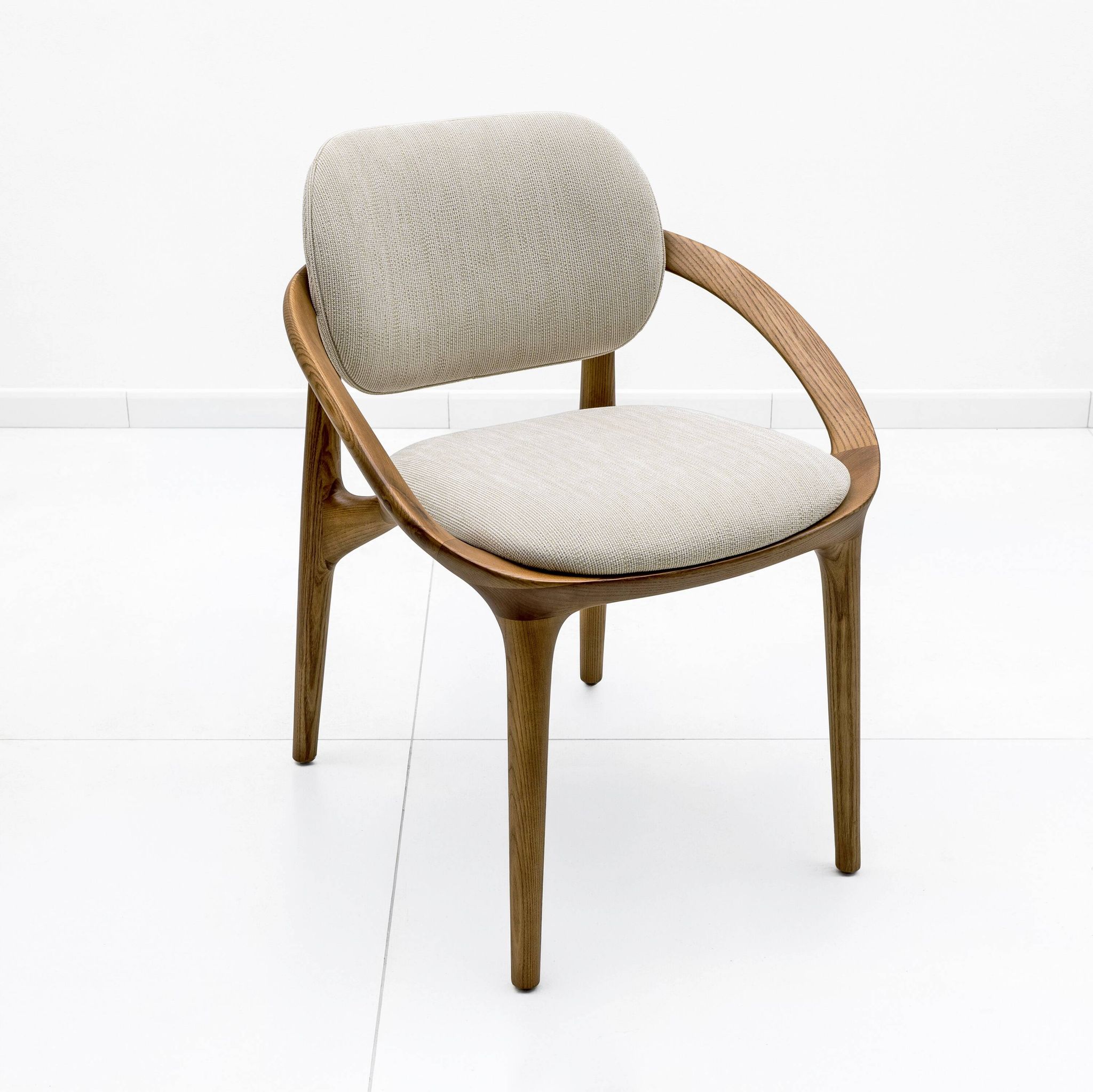Ensemble de six chaises de salle à manger contemporaines italiennes avec cadre courbé sculptural.