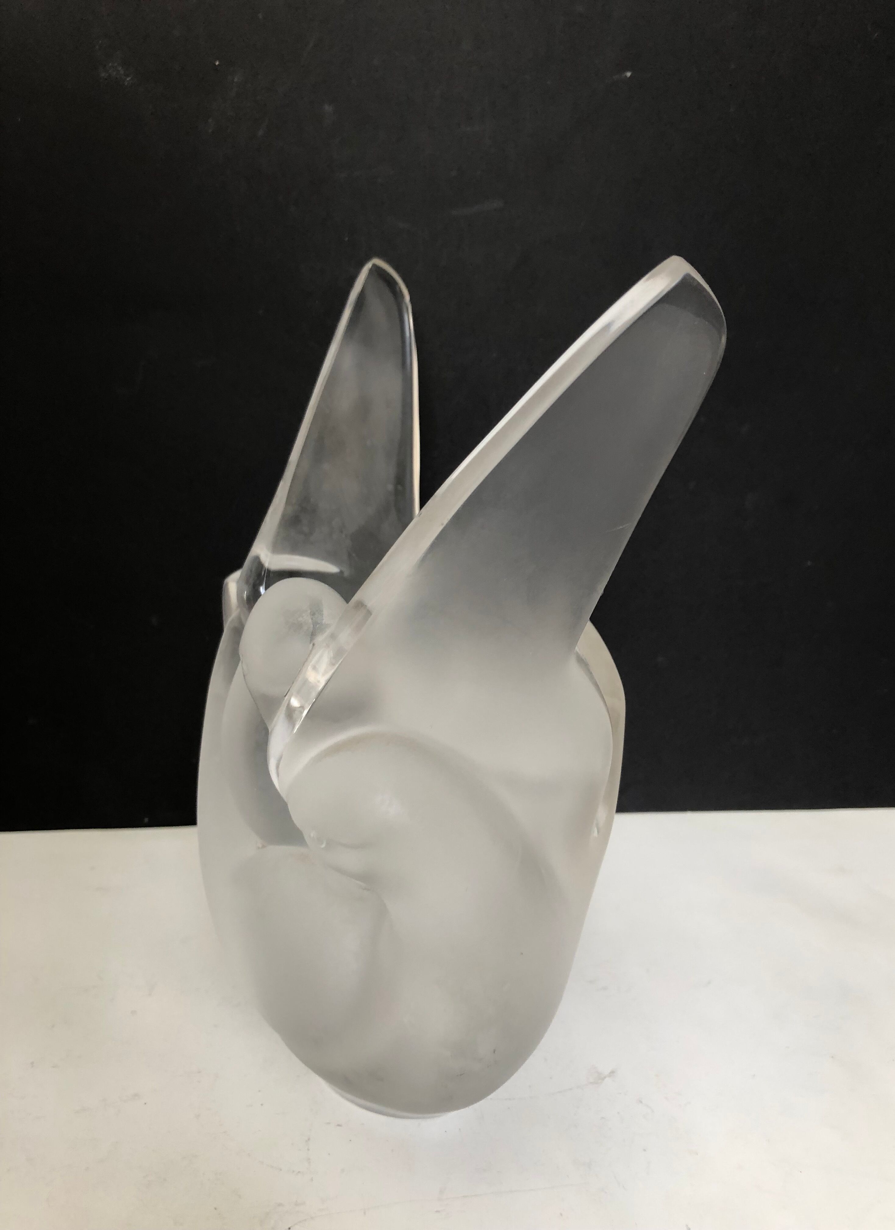 Vase stings flowers with doves Lalique