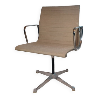 Bon état - Chaise de bureau EA 108 tissu beige et aluminium par Charles & Ray Eames pour Herman Miller, signée - 1958