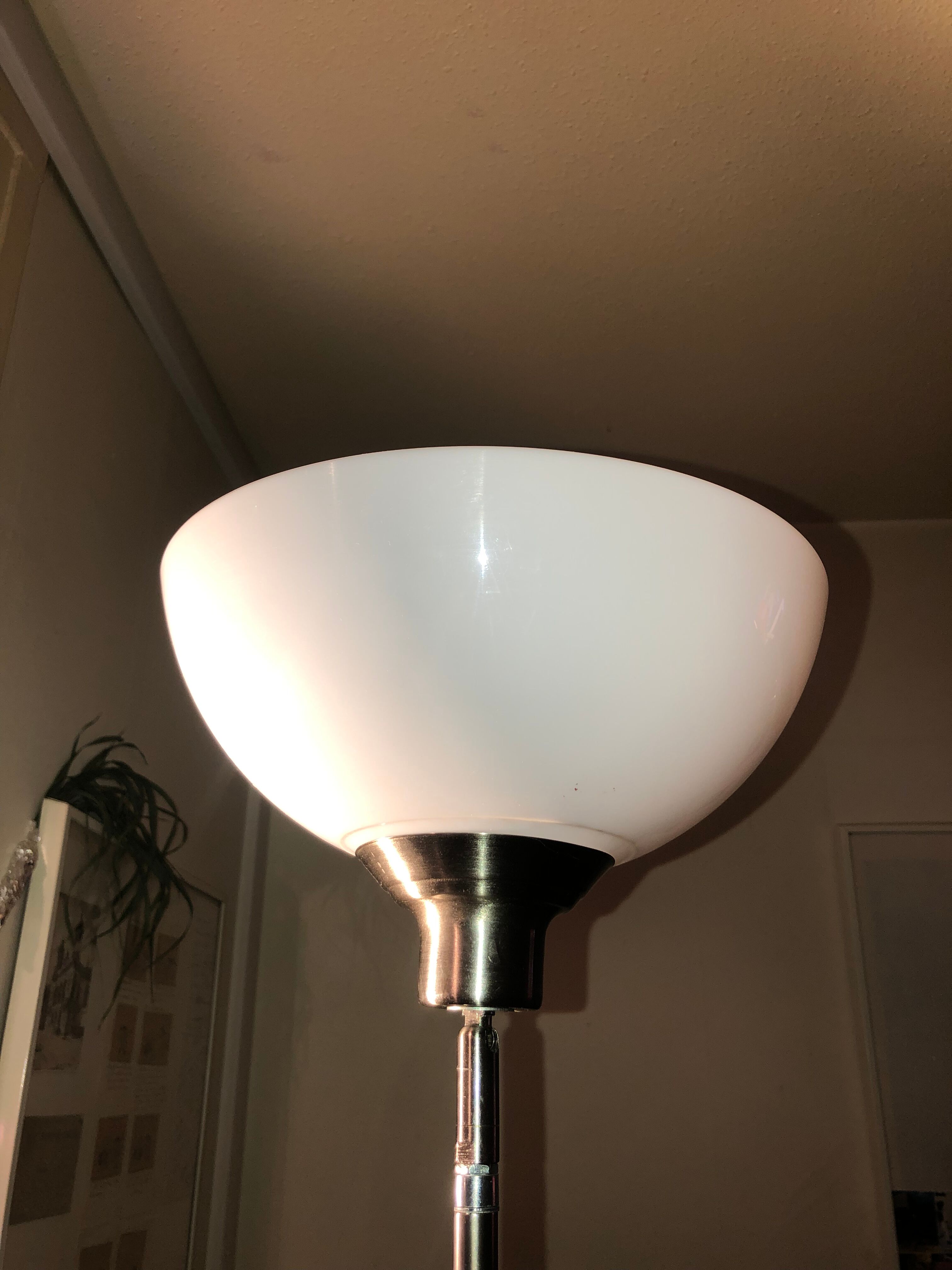 Discreet floor lamp