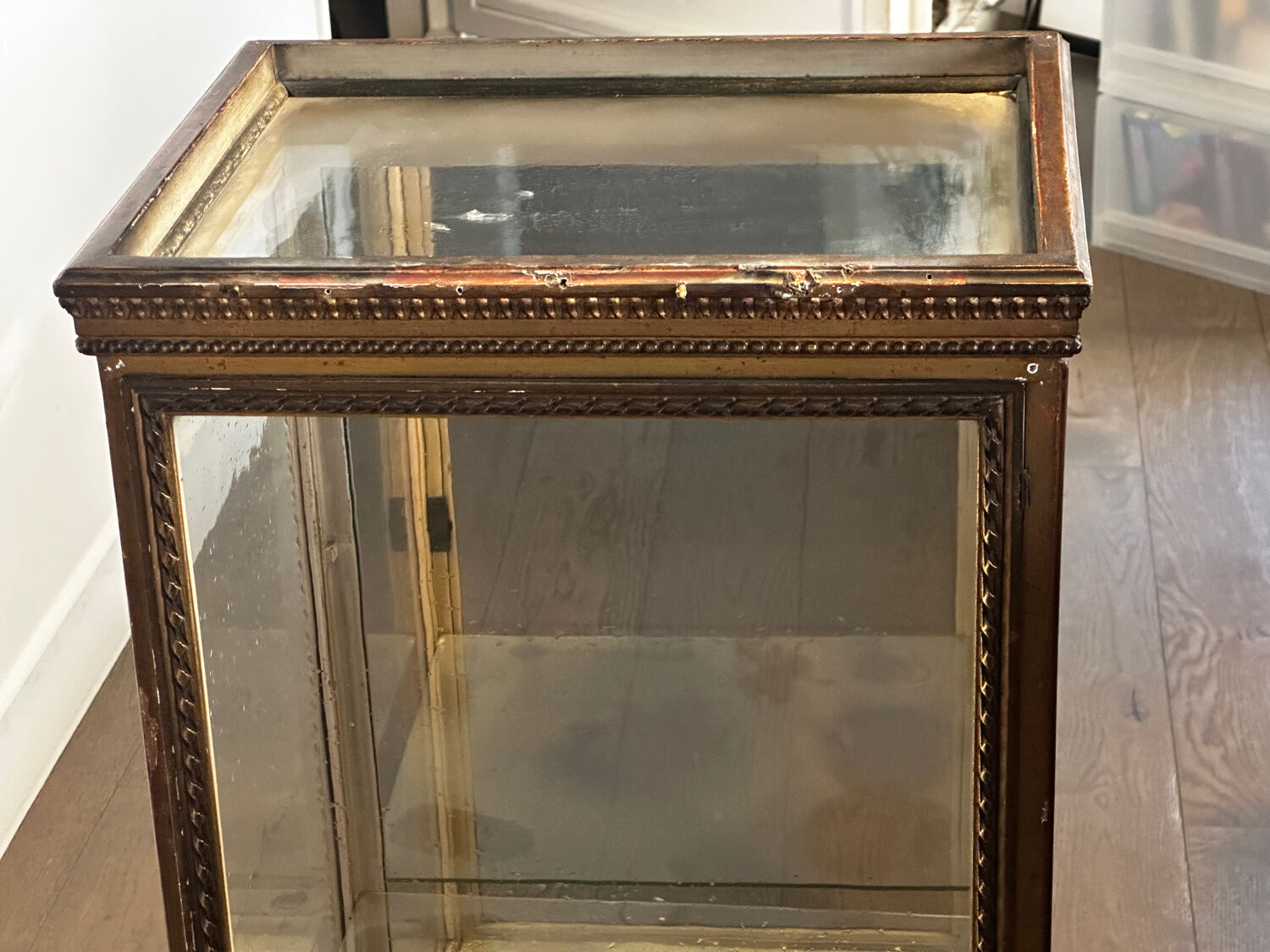 Counter display cabinet in wood and glass in Louis XVI style, 19th century.