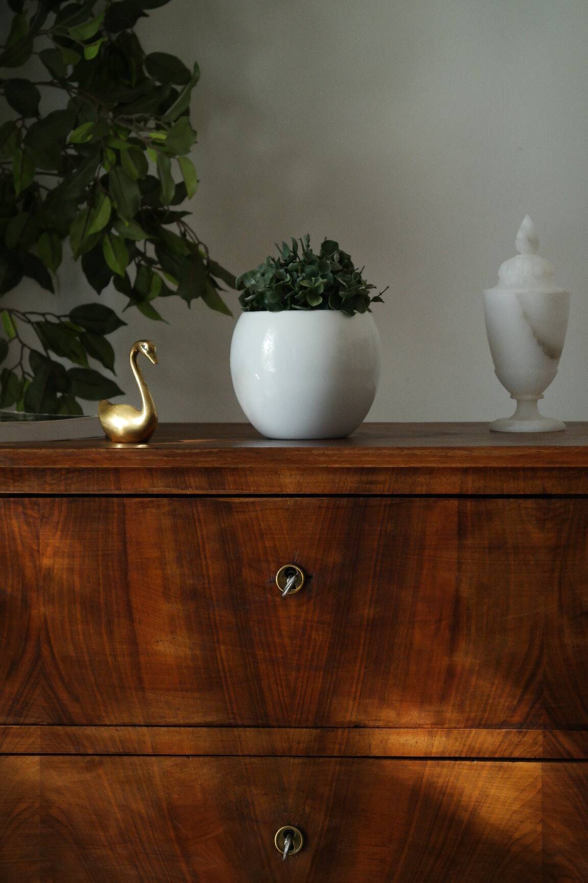 Commode basse en noyer, XXème