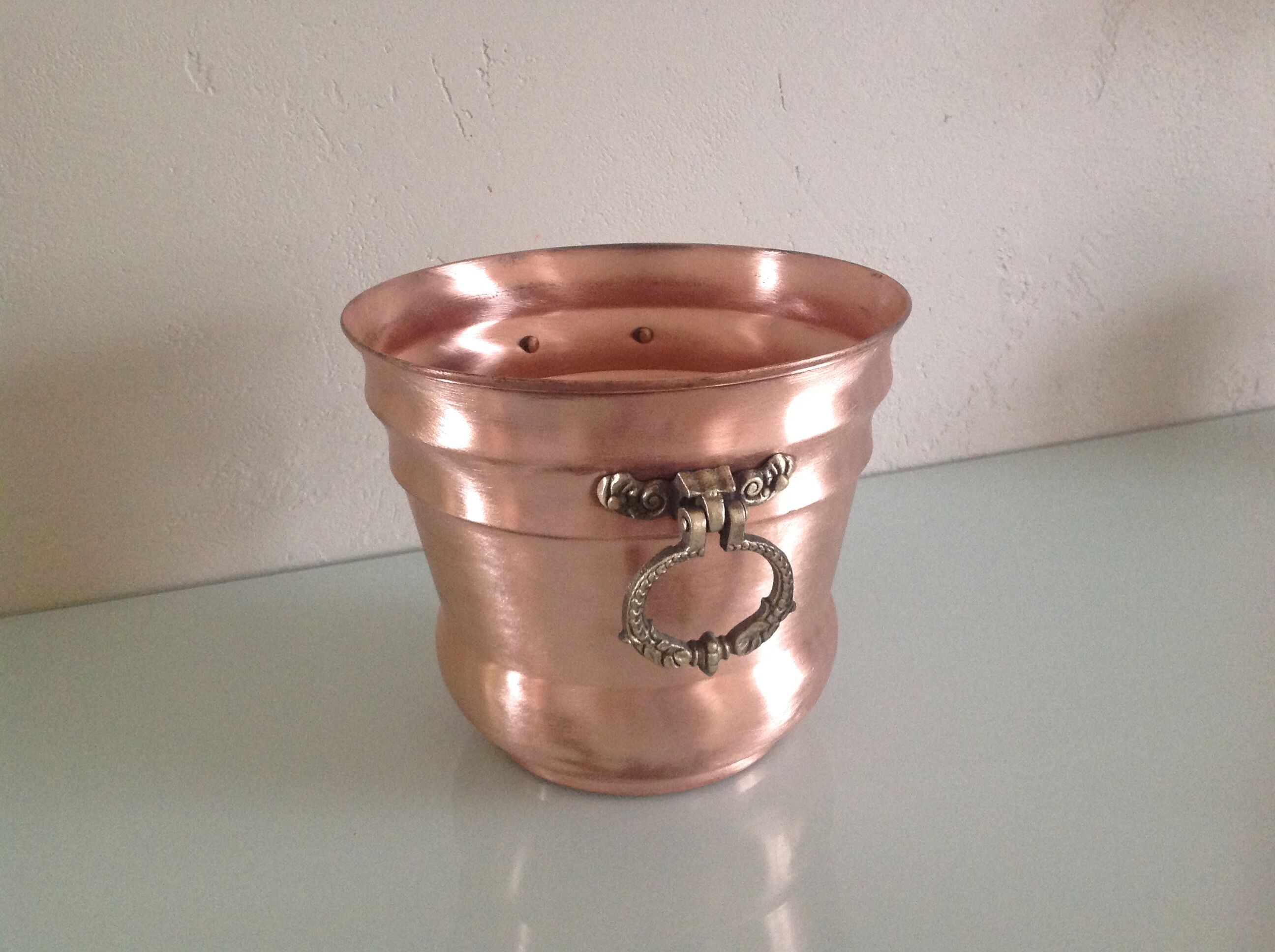 Cache pot old red brass brushed and sculpted brass handles