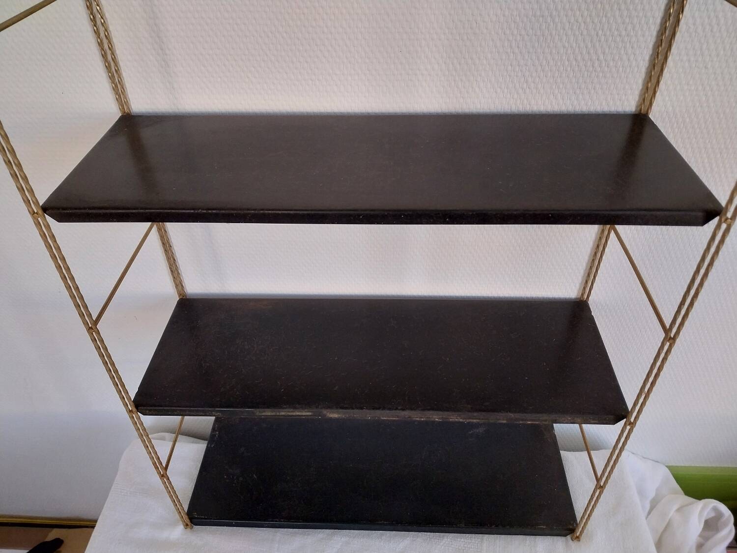 Metal string shelf