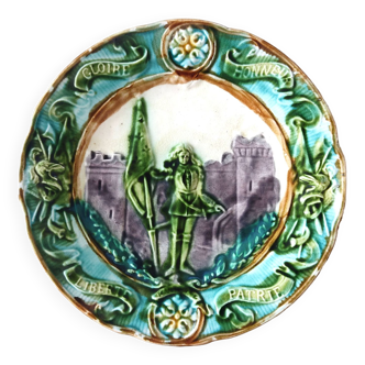 Assiette Jeanne d'arc en barbotine