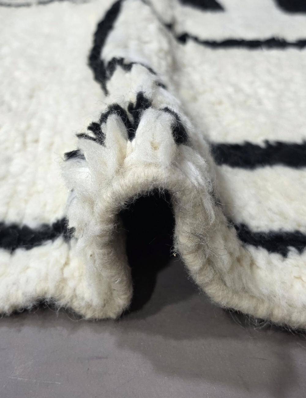 Tapis noir et blanc contemporain -  300 x 210 cm