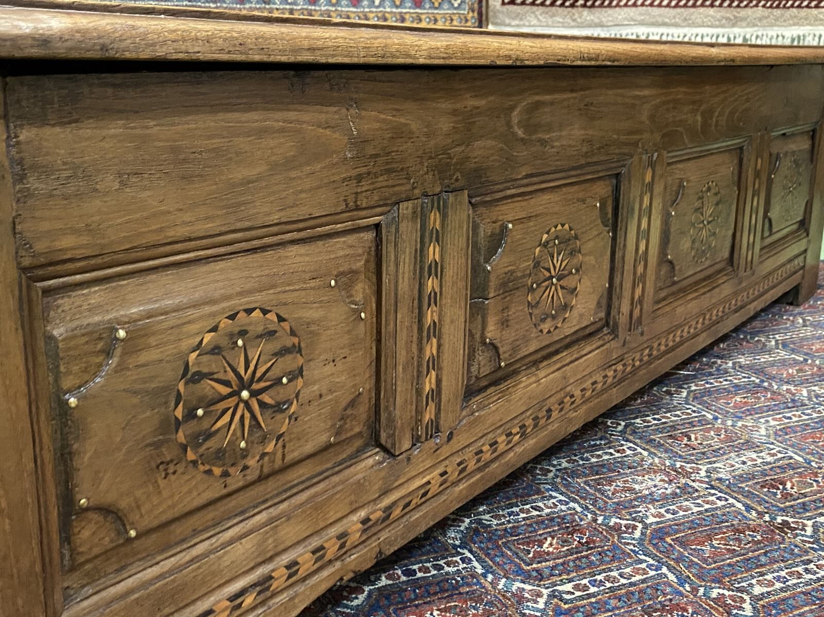 Banc coffre breton en châtaigner et marqueterie XIXème