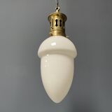 Lampe à suspension en verre opalin avec élégante monture en laiton