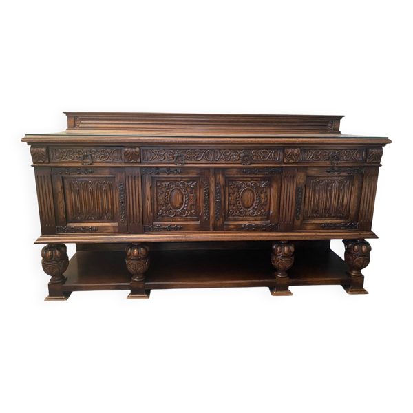 Buffet de style néo gothique