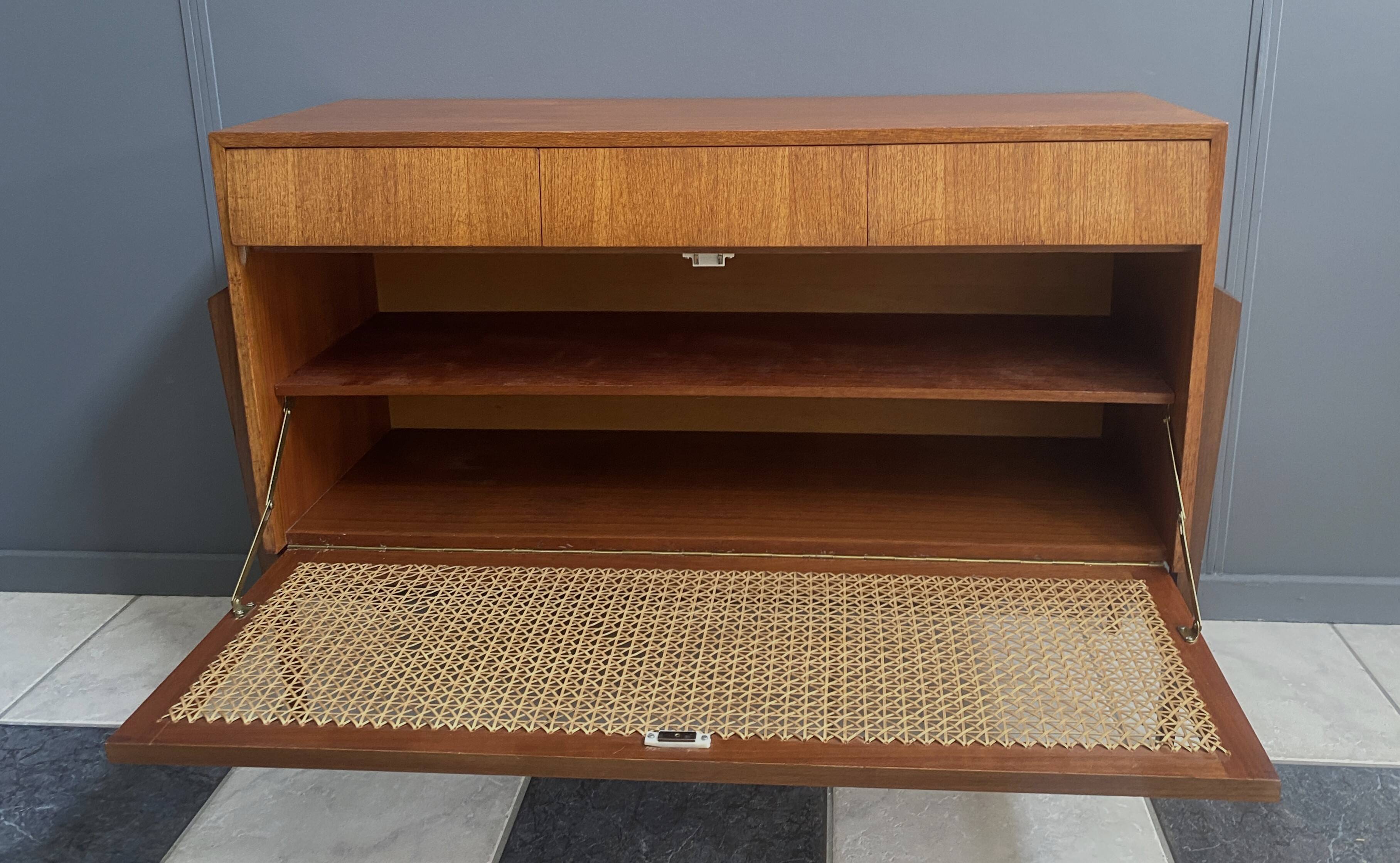 Petit buffet en teck avec façade sanglée, années 1960