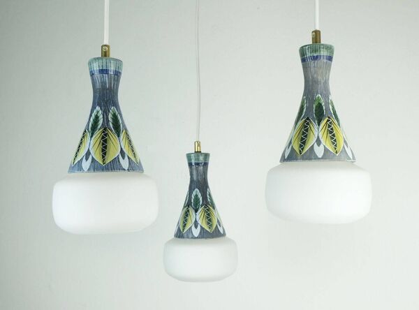 Lampe suspendue danoise moderne d'une beauté exceptionnelle en teck, verre opalin, céramique, lampe suspendue à 3 lumières
