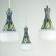 Lampe suspendue danoise moderne d'une beauté exceptionnelle en teck, verre opalin, céramique, lampe suspendue à 3 lumières