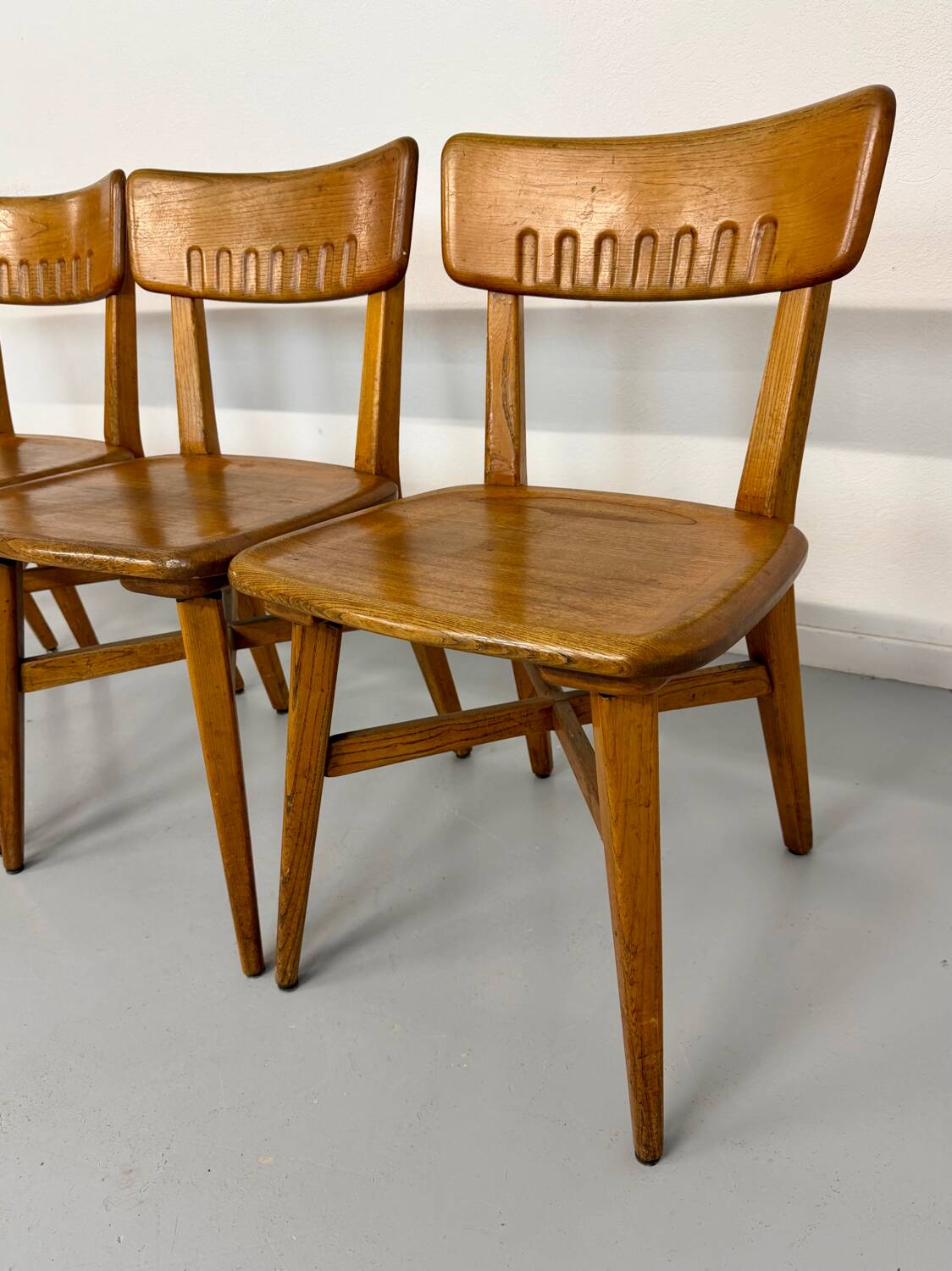 Set of 4 vintage solid oak chairs, 1960s design with sculpted backrest.