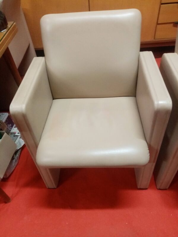 SUPERBE PAIRE DE FAUTEUILS EN CUIR POLTRONA FRAU MODELE THF COULEUR CREME