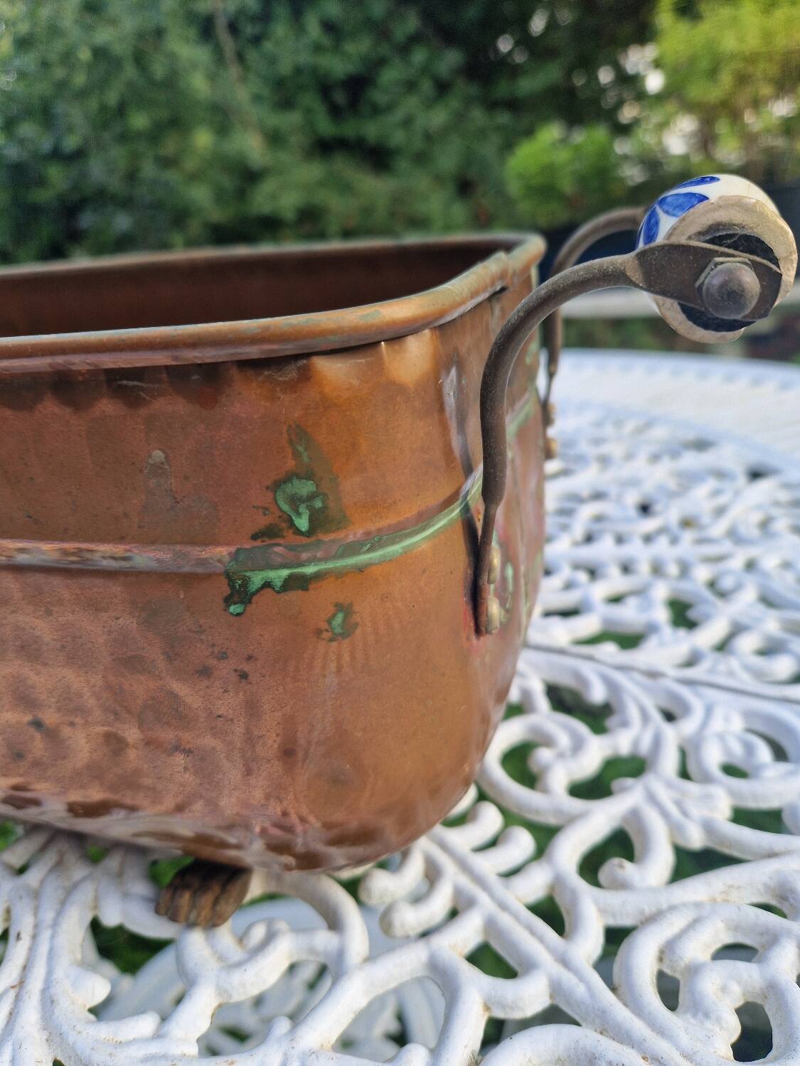 Cache-pot vintage en cuivre avec poignées en céramique et pieds griffe