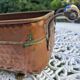 Cache-pot vintage en cuivre avec poignées en céramique et pieds griffe