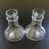 Paire de pichets en verre