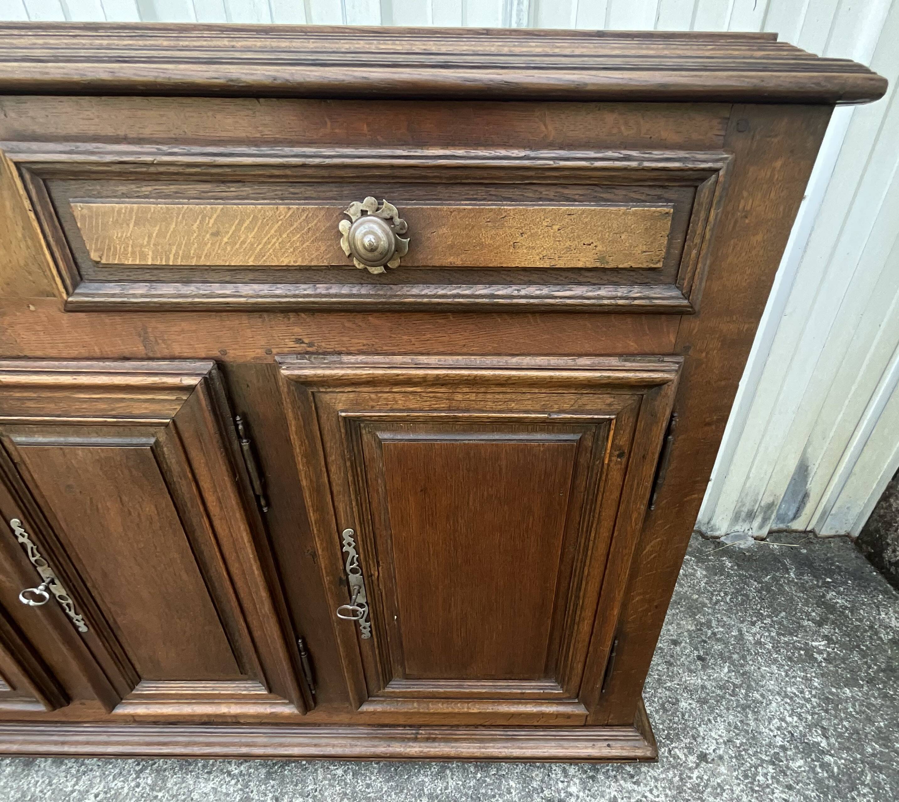 Country-style sideboard in solid oak – 18th century