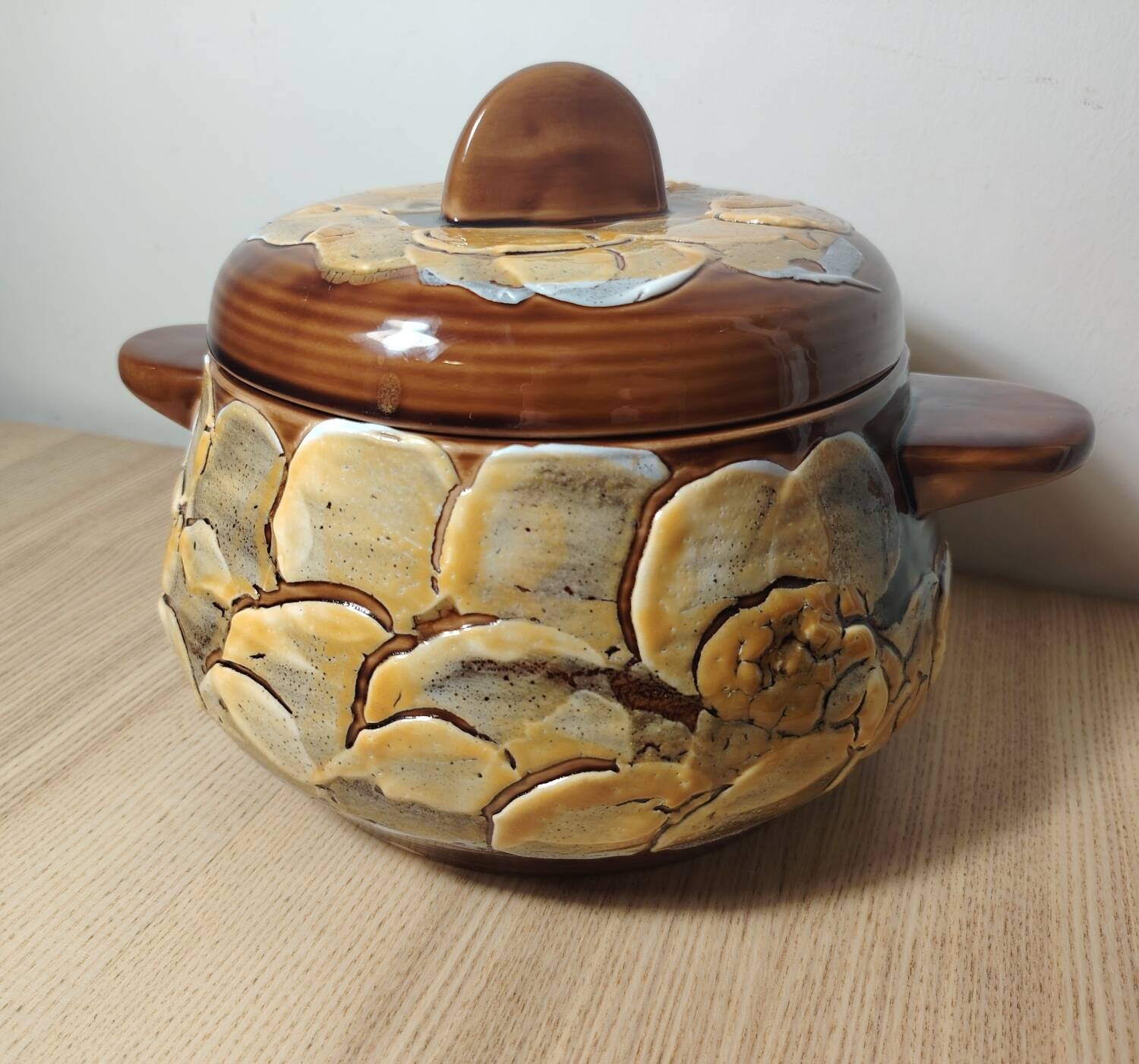 Ceramic pot with lid from the 1960s