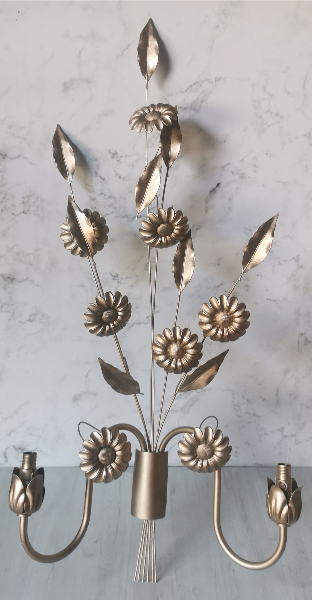 Wall lamp golden metal flowers