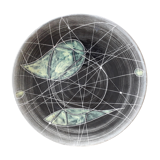 Decorative plate with geometric decoration