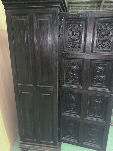 Meuble de rangement a trois portes de style Renaissance XX siècle