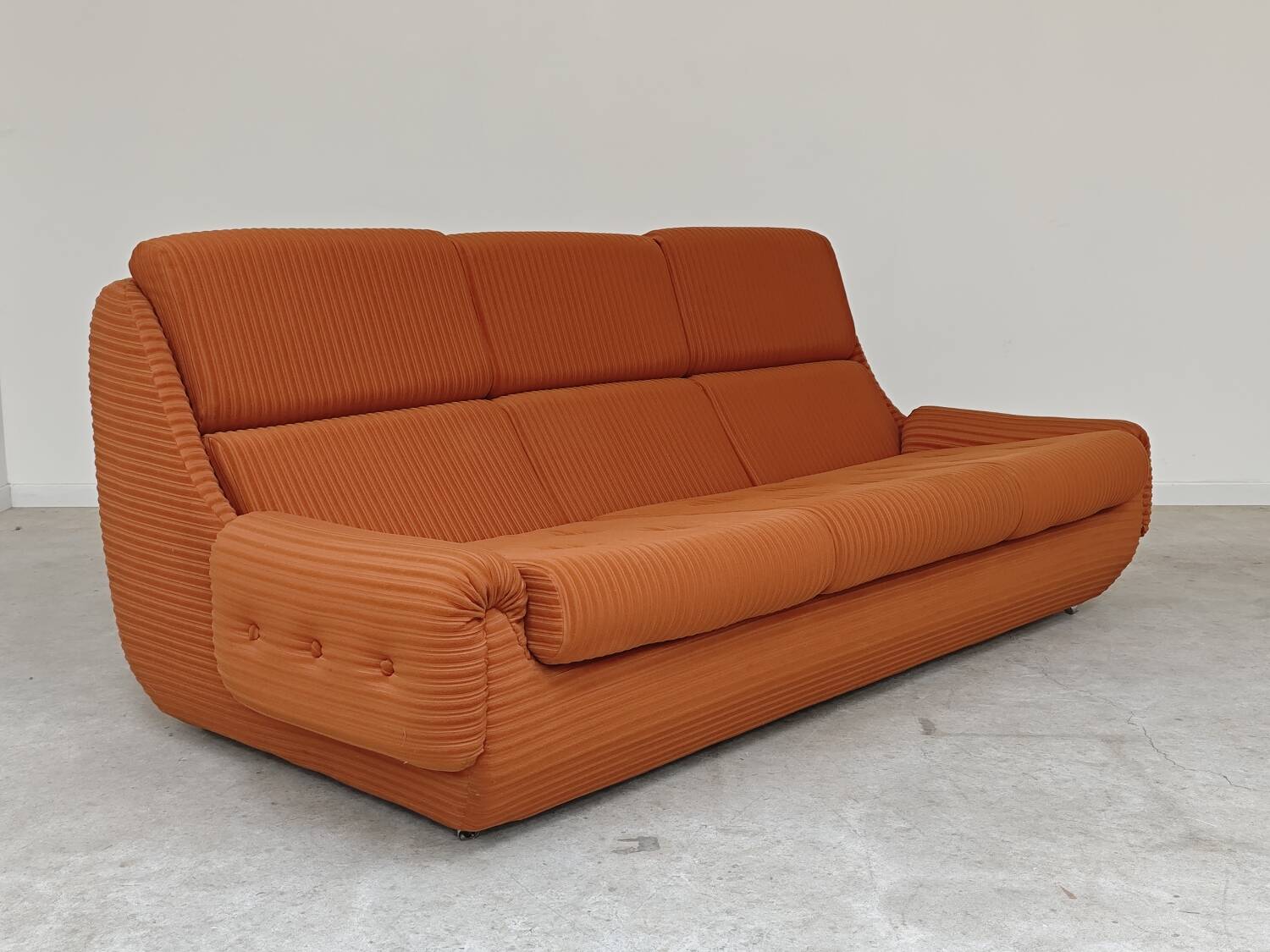 Complete orange salon JITONA in Atlantis Space Age style from the 1970s.