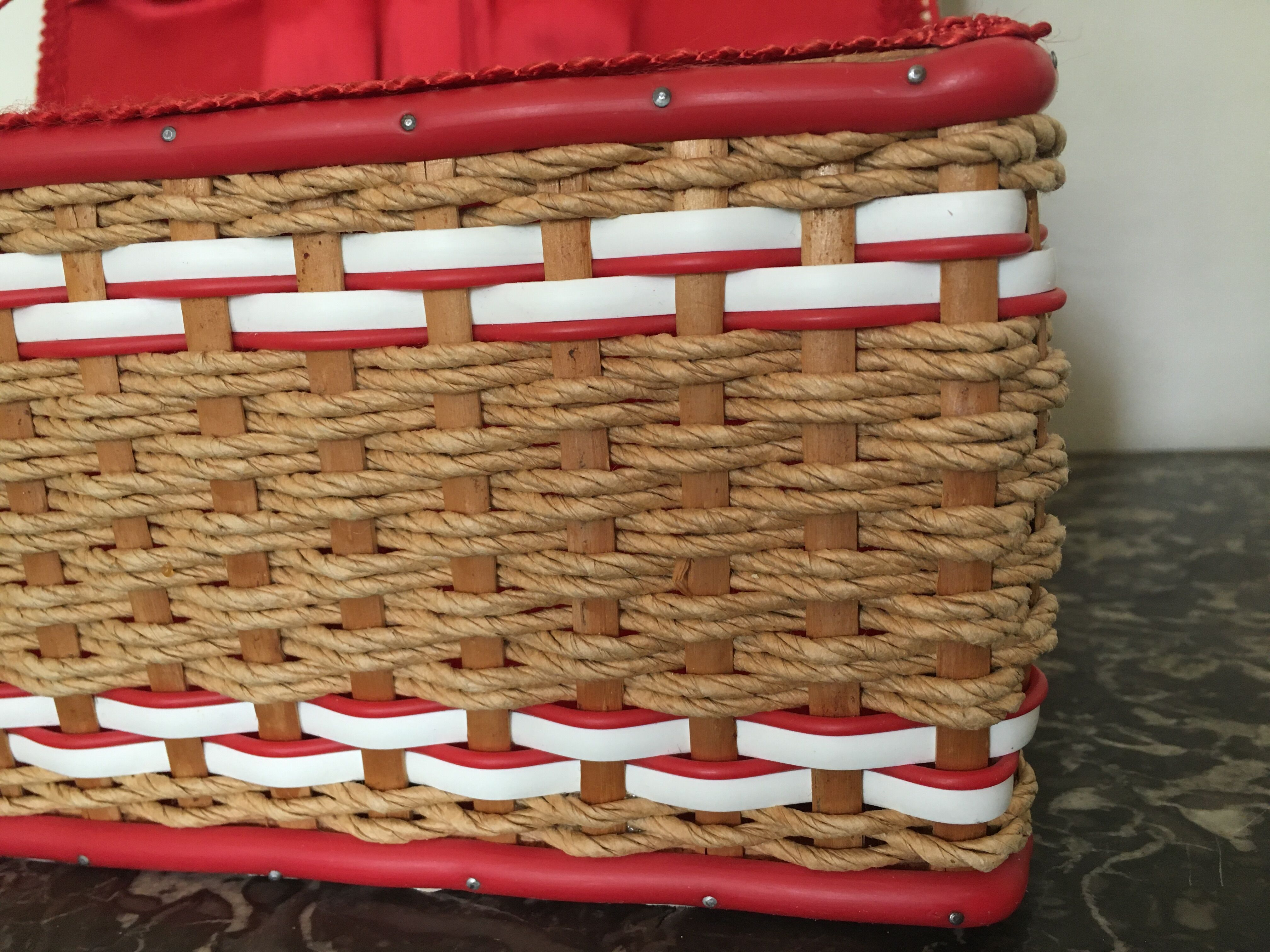 Scoubidou sewing box