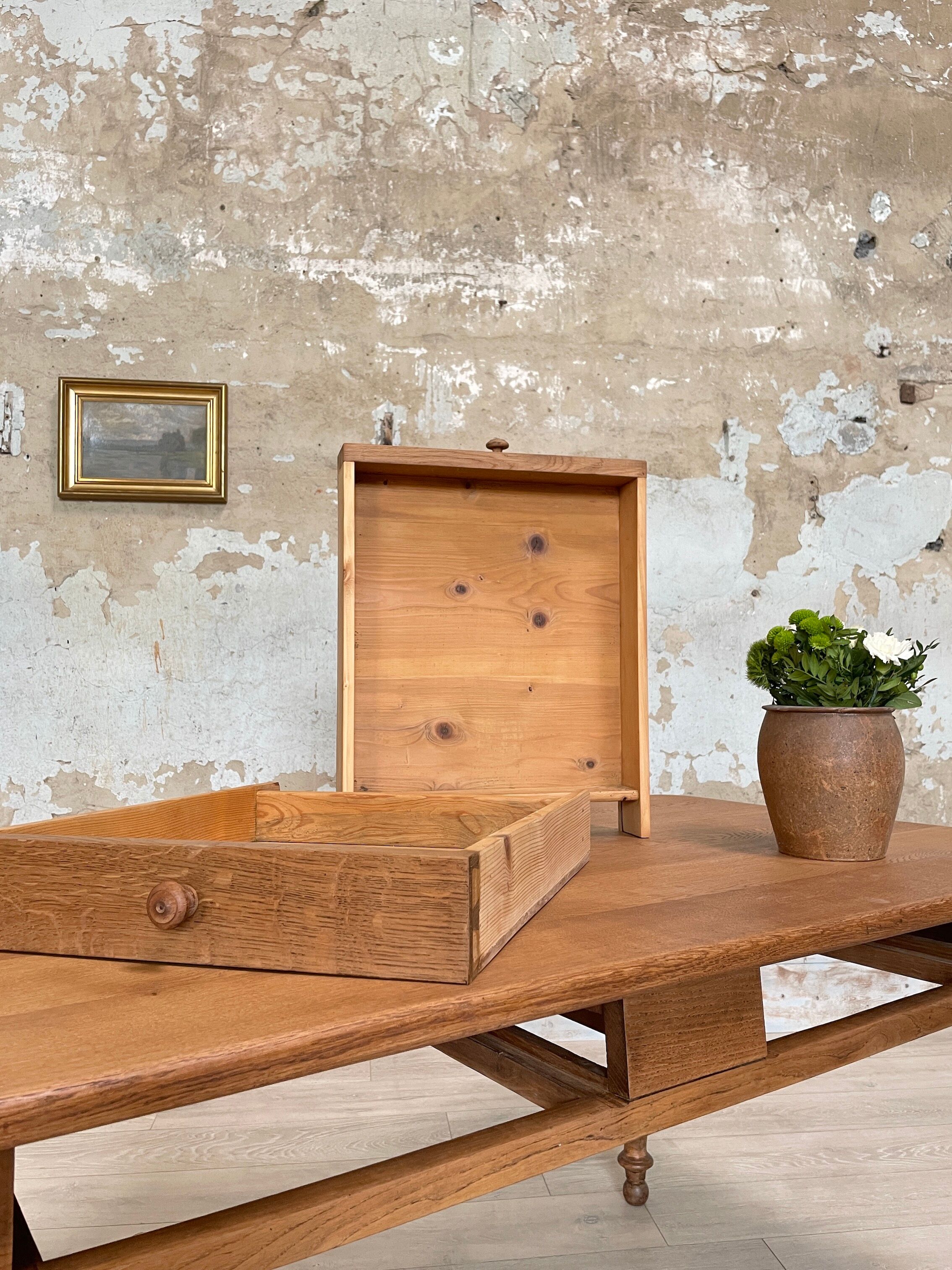 Table with turned legs in solid wood