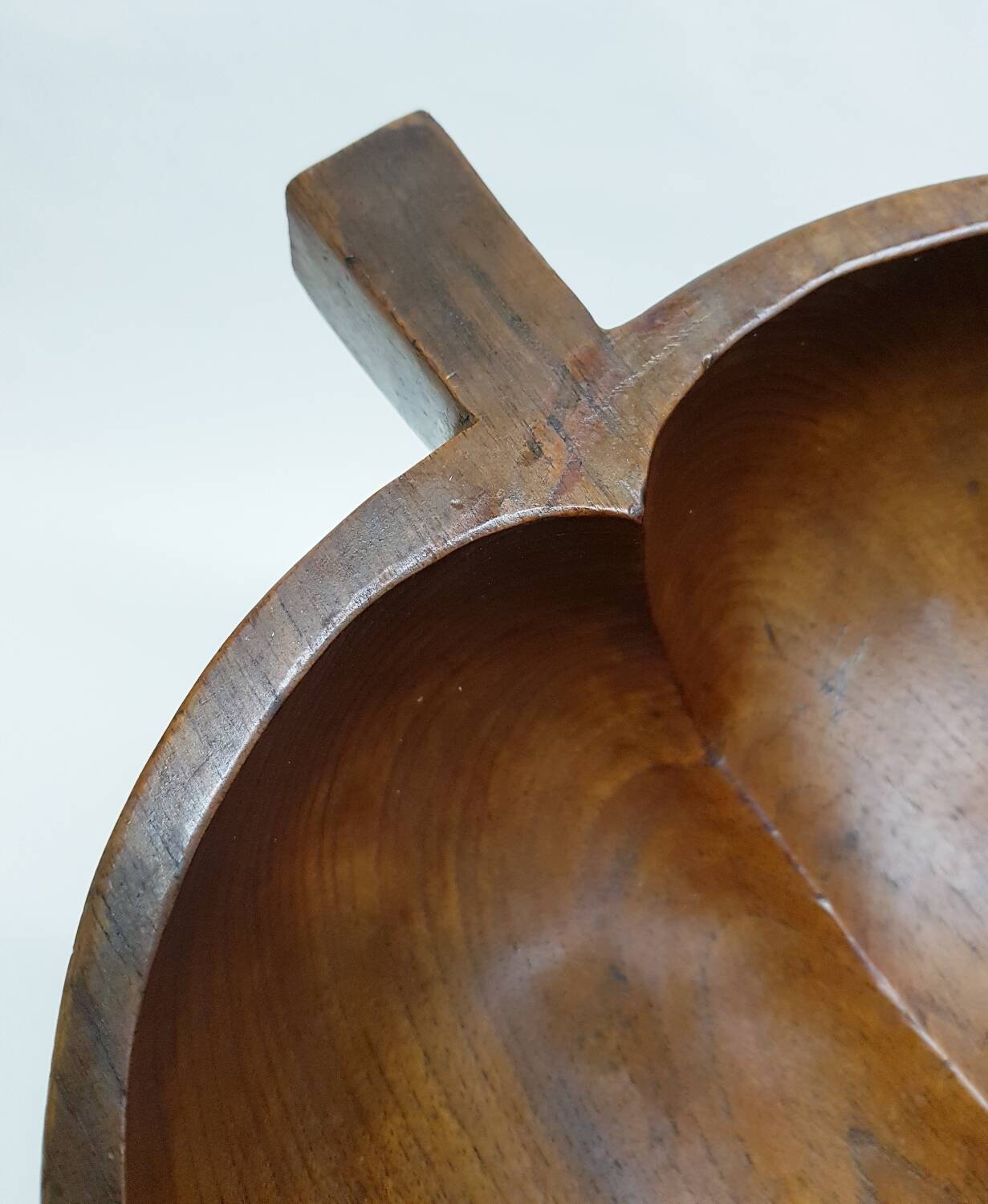 Coupe à fruits en teck sculptée à la main