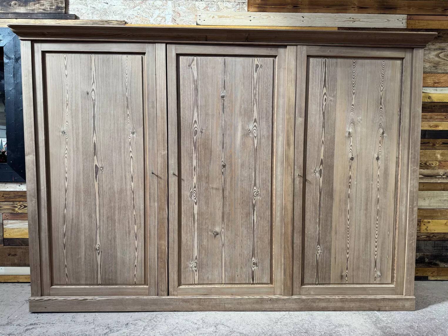 Large workshop wardrobe in pitch pine - Early 20th century